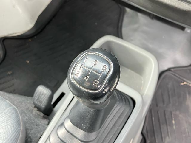ミニキャブトラック 　切り替え式４ＷＤ　ＨＩＬＯ切替　５速マニュアル　エアコン　パワステ　三方開　ゲートチェーン　鳥居　作業灯　運転席エアバック　軽トラック（17枚目）