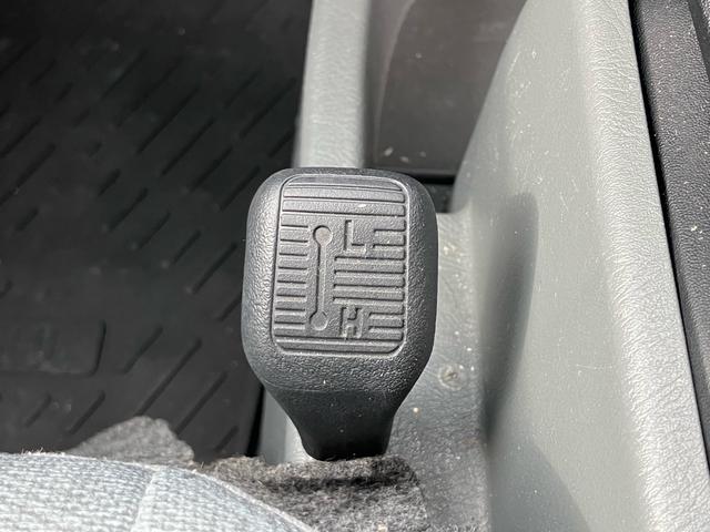 ミニキャブトラック 　切り替え式４ＷＤ　ＨＩＬＯ切替　５速マニュアル　エアコン　パワステ　三方開　ゲートチェーン　鳥居　作業灯　運転席エアバック　軽トラック（18枚目）