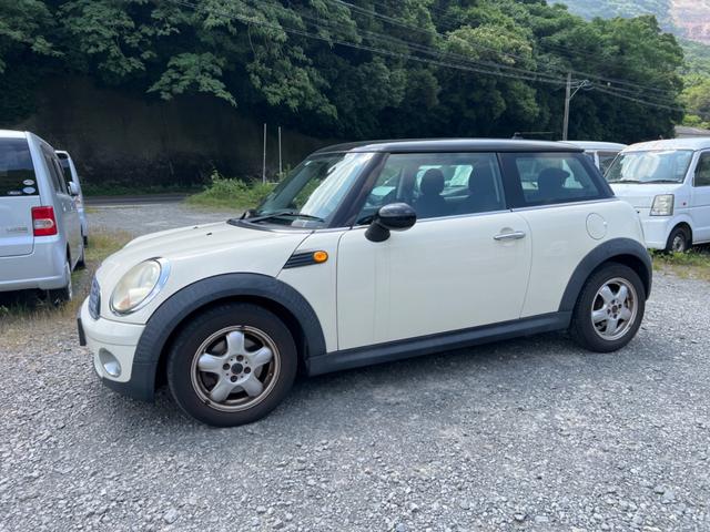 ＭＩＮＩ クーパー　／ルーフブラック／ＡＴ６速／キーレスエントリー／プッシュスタートボタン／オートエアコン／純正アルミホイール／走行６．９万ｋｍ（3枚目）