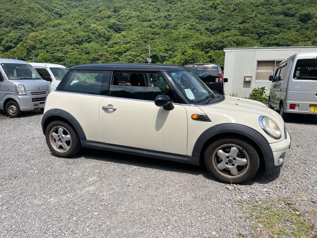 ＭＩＮＩ クーパー　／ルーフブラック／ＡＴ６速／キーレスエントリー／プッシュスタートボタン／オートエアコン／純正アルミホイール／走行６．９万ｋｍ（4枚目）