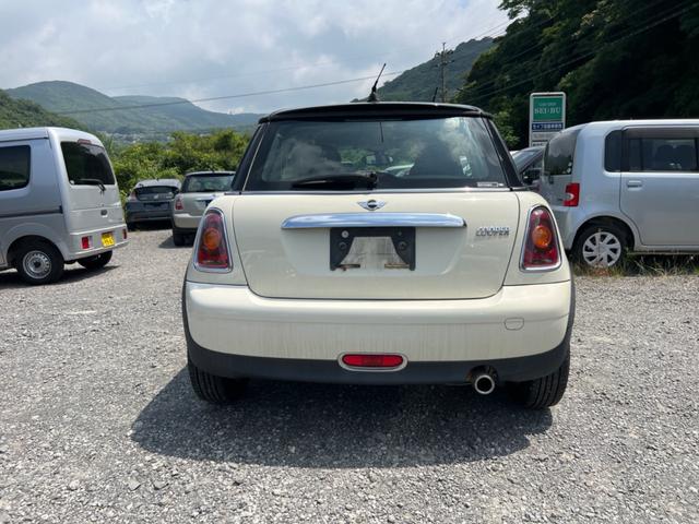ＭＩＮＩ クーパー　／ルーフブラック／ＡＴ６速／キーレスエントリー／プッシュスタートボタン／オートエアコン／純正アルミホイール／走行６．９万ｋｍ（5枚目）