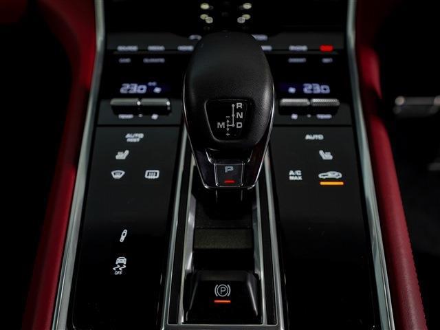 パナメーラ 　２１インチエクスクルーシブデザインホイール　プライバシーガラス　カーボンインテリアＰＫＧ　レーンチェンジアシスト　４ゾーンオートマティッククライメートコントロール　ソフトクローズドア（29枚目）