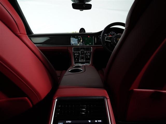 パナメーラ 　２１インチエクスクルーシブデザインホイール　プライバシーガラス　カーボンインテリアＰＫＧ　レーンチェンジアシスト　４ゾーンオートマティッククライメートコントロール　ソフトクローズドア（40枚目）