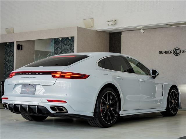 パナメーラ 　２１インチエクスクルーシブデザインホイール　プライバシーガラス　カーボンインテリアＰＫＧ　レーンチェンジアシスト　４ゾーンオートマティッククライメートコントロール　ソフトクローズドア（56枚目）