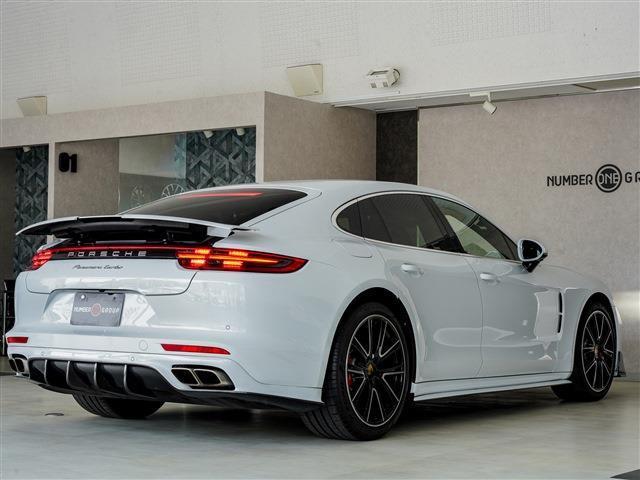 パナメーラ 　２１インチエクスクルーシブデザインホイール　プライバシーガラス　カーボンインテリアＰＫＧ　レーンチェンジアシスト　４ゾーンオートマティッククライメートコントロール　ソフトクローズドア（57枚目）