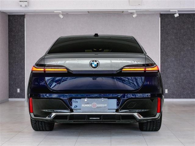 ７シリーズ ７４０ｉ　Ｍスポーツ　パノラマガラスＳＲ　Ｂ＆Ｗ　エグゼティブラウンジシート　アルカンターラルーフ　スペシャルペイント　２１ＡＷ（3枚目）