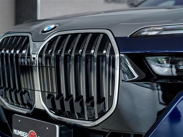 ７シリーズ ７４０ｉ　Ｍスポーツ　パノラマガラスＳＲ　Ｂ＆Ｗ　エグゼティブラウンジシート　アルカンターラルーフ　スペシャルペイント　２１ＡＷ（7枚目）