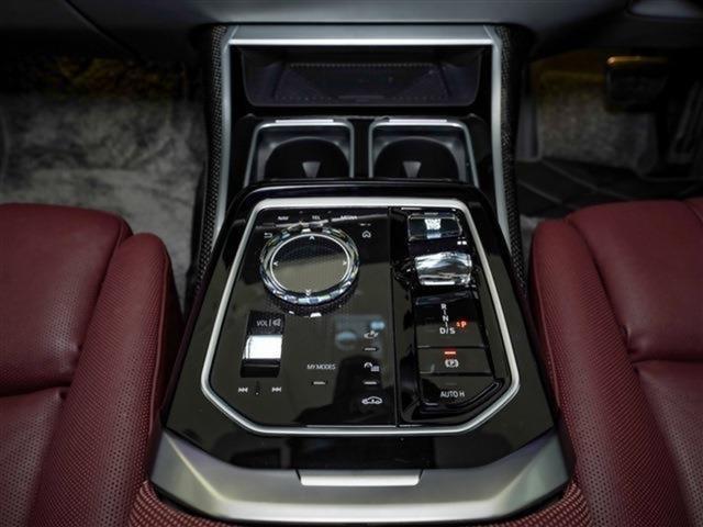 ７シリーズ ７４０ｉ　Ｍスポーツ　パノラマガラスＳＲ　Ｂ＆Ｗ　エグゼティブラウンジシート　アルカンターラルーフ　スペシャルペイント　２１ＡＷ（28枚目）