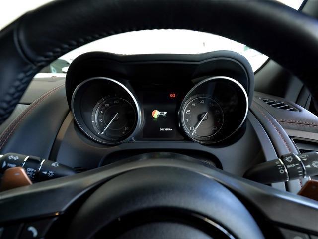 Fタイプ Rクーペ パノラマSR ブラック/レッドレザー MERIDIANスピーカー ステアリングヒーター TVチューナー 20インチAW(17枚目)