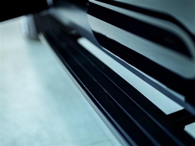 ディフェンダー 　電動サイドステップ　パノラマＳＲ　ブラックパック　エアサス　　ＭＥＲＩＤＥＡＮサウンド　ＶＯＳＥＥＮ２４ＡＷ（4枚目）