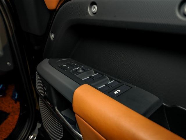 ディフェンダー 　電動サイドステップ　パノラマＳＲ　ブラックパック　エアサス　　ＭＥＲＩＤＥＡＮサウンド　ＶＯＳＥＥＮ２４ＡＷ（24枚目）