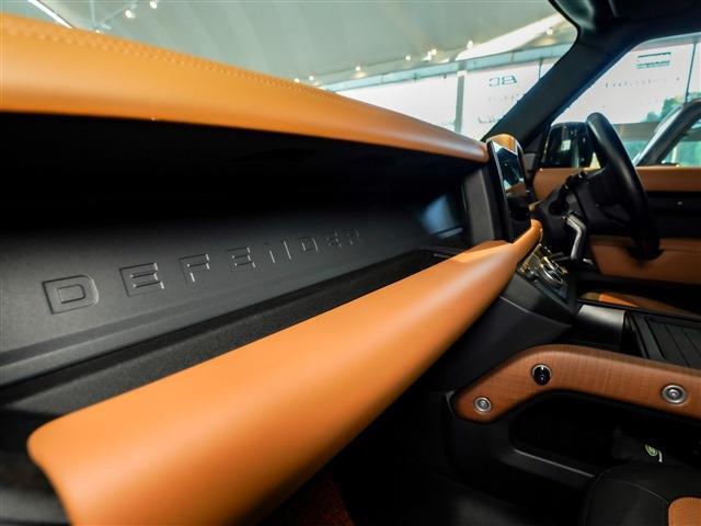 ディフェンダー 　電動サイドステップ　パノラマＳＲ　ブラックパック　エアサス　　ＭＥＲＩＤＥＡＮサウンド　ＶＯＳＥＥＮ２４ＡＷ（30枚目）