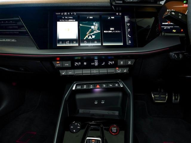 �h���C�o�[�𒆐S�ɐ݌v���ꂽ�R�b�N�s�b�g���A���g���Ǝ��F�������߂܂��B