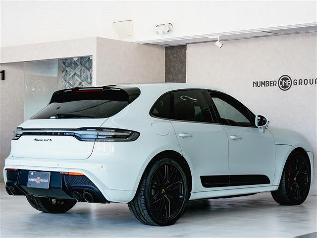 �{�f�B�[�J���[�F�s���A�z���C�g