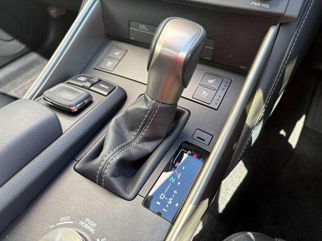 IS IS300h バージョンL 禁煙車/SR/レザーシート/純正SSDナビ/フルセグTV/Bluetooth対応/LEDヘッドライト/純正18AW/クリアランスソナー/ETC/ベンチレーション/アダプティブクルーズコントロール/(12枚目)