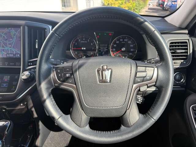 【ハンドル】ステアリングもきれいです。