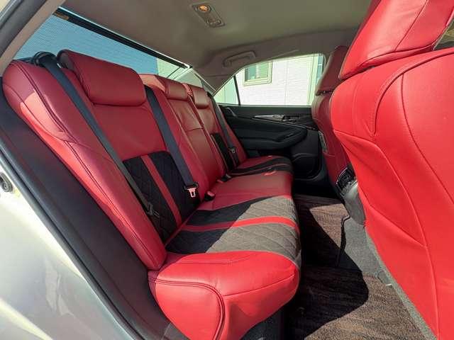 【後部座席】後部座席の足元はこんなに広々！ご家族・ご友人同士での長時間のドライブは、リラックスできます！