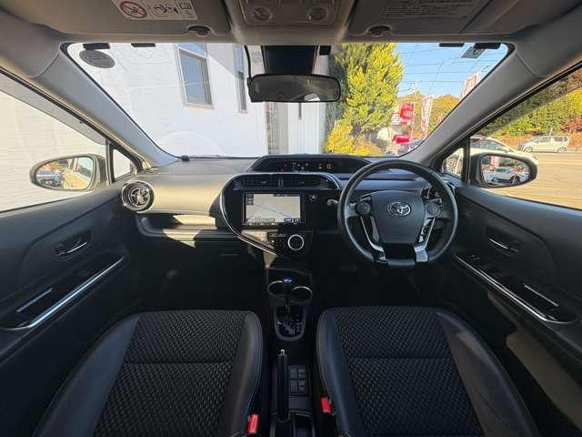 アクア １．５クロスオーバー　５名　★純正ＳＳＤナビ★フルセグＤＴＶ★バックカメラ★ハーフレザーシート★ＬＥＤヘッドライト★スマートキー★純正１６インチアルミ★（5枚目）