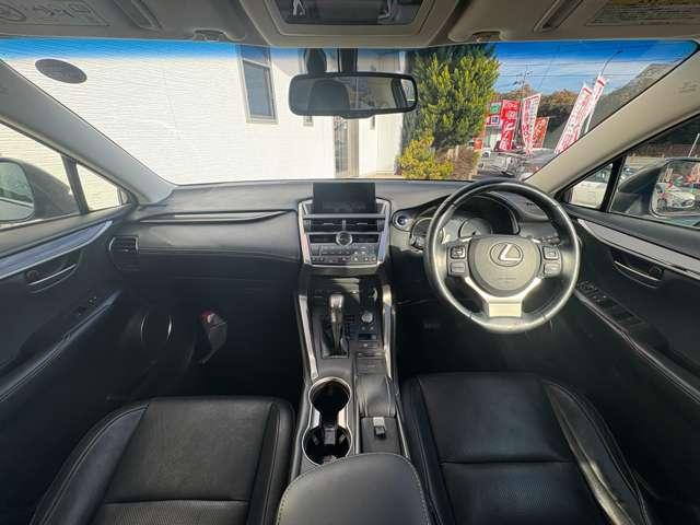 ＮＸ ３００ｈバージョンＬ　５名　１オ－ナ－禁煙／黒レザーシート／メーカーＳＤナビ＆バックカメラ／電動テール／シートヒーター＆ベンチレーション／後席電動格納／ナノイー／３眼ＬＥＤヘッドライト（6枚目）