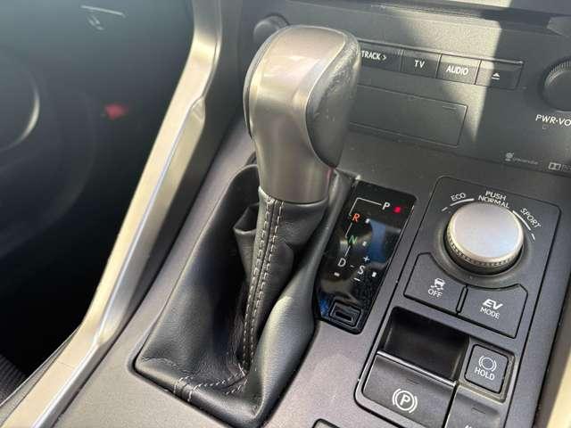 ＮＸ ３００ｈバージョンＬ　５名　１オ－ナ－禁煙／黒レザーシート／メーカーＳＤナビ＆バックカメラ／電動テール／シートヒーター＆ベンチレーション／後席電動格納／ナノイー／３眼ＬＥＤヘッドライト（13枚目）