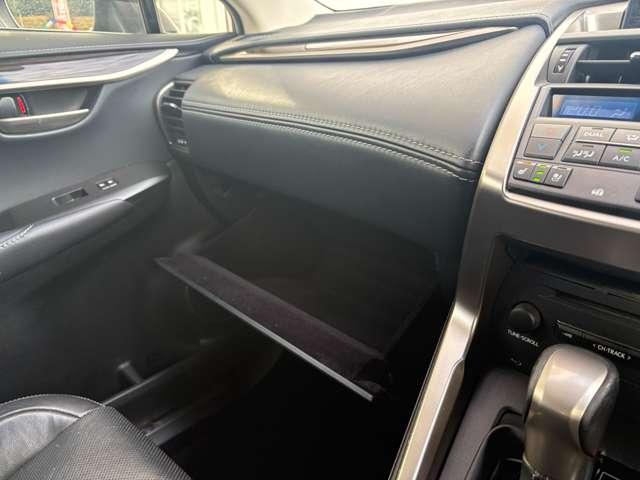 ＮＸ ３００ｈバージョンＬ　５名　１オ－ナ－禁煙／黒レザーシート／メーカーＳＤナビ＆バックカメラ／電動テール／シートヒーター＆ベンチレーション／後席電動格納／ナノイー／３眼ＬＥＤヘッドライト（24枚目）