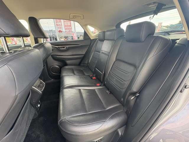 ＮＸ ３００ｈバージョンＬ　５名　１オ－ナ－禁煙／黒レザーシート／メーカーＳＤナビ＆バックカメラ／電動テール／シートヒーター＆ベンチレーション／後席電動格納／ナノイー／３眼ＬＥＤヘッドライト（30枚目）