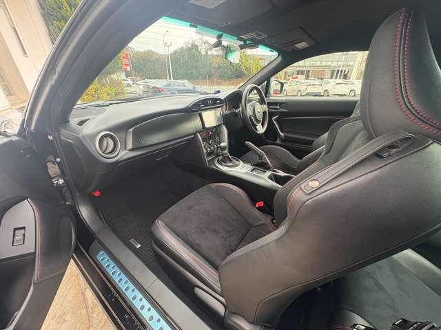 ＢＲＺ ２．０Ｓ　４名　禁煙車／パドルシフト／Ｂｌｕｅｔｏｏｔｈ／バックカメラ／ＥＴＣ／ハーフレザーシート／シートヒーター／フルセグＴＶ／純正１７ＡＷ／スマートーキー／ＨＩＤヘッドライト／純正フォグランプ／純正リアスポイラー（23枚目）