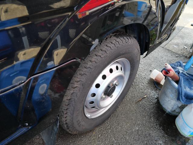 キャリイトラック ＫＣスペシャル　セレクト４ＷＤ車　エアコン　パワーステアリング　パワーウインドウ　Ｗエアバッグ　キーレスエントリー　ＥＴＣ　ラジオ　レザー調シートカバー　三方開（12枚目）