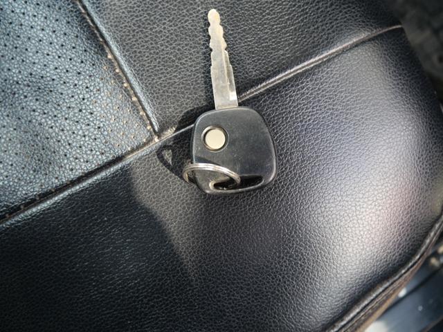 キャリイトラック ＫＣスペシャル　セレクト４ＷＤ車　エアコン　パワーステアリング　パワーウインドウ　Ｗエアバッグ　キーレスエントリー　ＥＴＣ　ラジオ　レザー調シートカバー　三方開（30枚目）