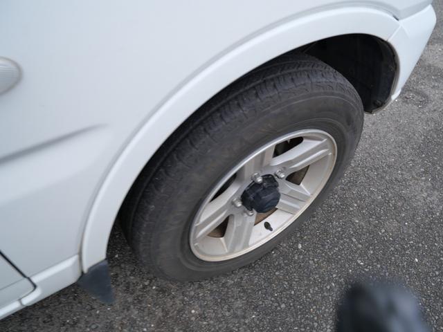 ジムニー ＸＣ　ＣＤ　キーレスエントリー　電動格納ミラー　ライトレベル調節　記録簿　純正１６インチアルミホイール　背面タイヤ　パワーウィンドウ（10枚目）