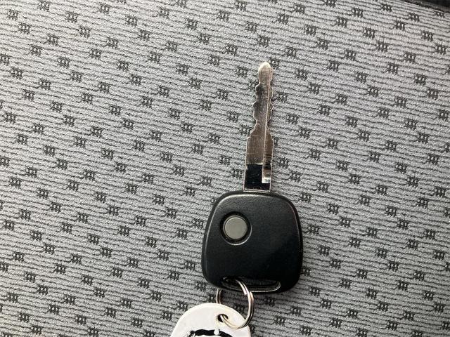 キャリイトラック ＫＣエアコン・パワステ　パートタイム４ＷＤ　デュアルカメラブレーキサポート　レーンアシスト　横滑り防止装置　アイドリングストップ　クリアランスソナー　５速ミッション　パワーウィンドウ付　キーレスエントリー（8枚目）