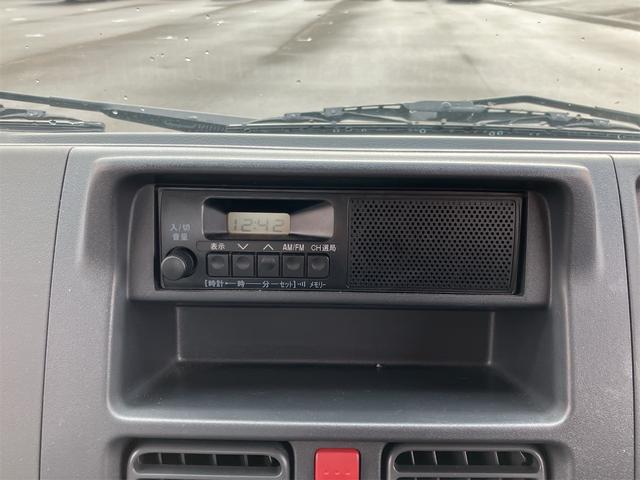 キャリイトラック ＫＣエアコン・パワステ　パートタイム４ＷＤ　デュアルカメラブレーキサポート　レーンアシスト　横滑り防止装置　アイドリングストップ　クリアランスソナー　５速ミッション　パワーウィンドウ付　キーレスエントリー（10枚目）