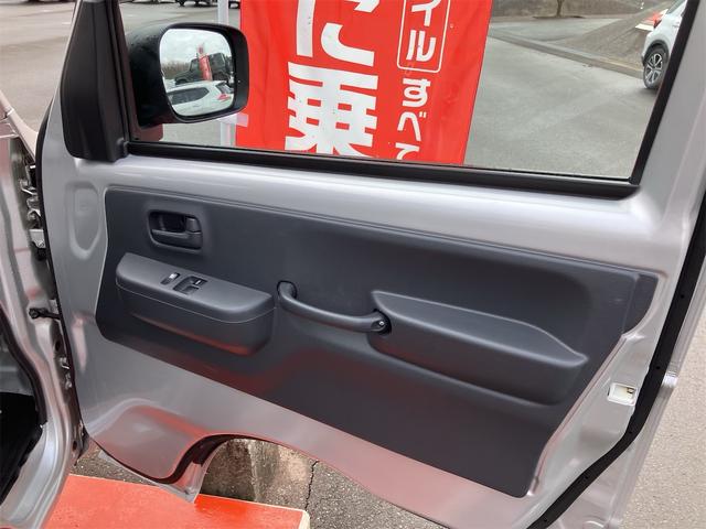 キャリイトラック ＫＣエアコン・パワステ　パートタイム４ＷＤ　デュアルカメラブレーキサポート　レーンアシスト　横滑り防止装置　アイドリングストップ　クリアランスソナー　５速ミッション　パワーウィンドウ付　キーレスエントリー（18枚目）