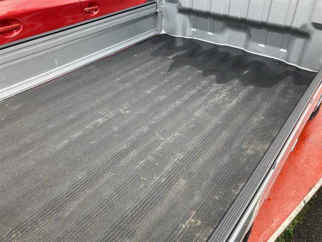 キャリイトラック ＫＣエアコン・パワステ　パートタイム４ＷＤ　デュアルカメラブレーキサポート　レーンアシスト　横滑り防止装置　アイドリングストップ　クリアランスソナー　５速ミッション　パワーウィンドウ付　キーレスエントリー（28枚目）