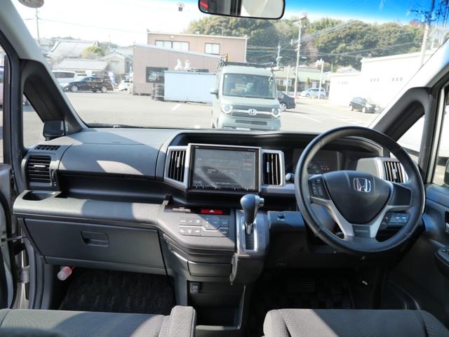 ステップワゴンスパーダ Ｚ　両側電動スライドドア　ナビ　バックモニター　フルセグ　フリップダウンモニター　ＥＴＣ　オートエアコン　トラクションコントロール（8枚目）