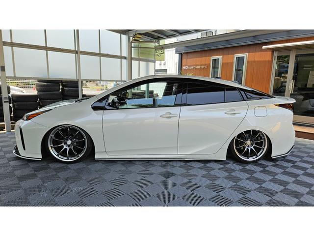 プリウス Ａ　禁煙車／フロントドラレコ／前後コーナーセンサー／デジタルインナーミラーエアフォース製エアサス／ＷＯＲＫ製１９インチアルミ／社外マフラー／社外パーツ／フルカスタム（2枚目）