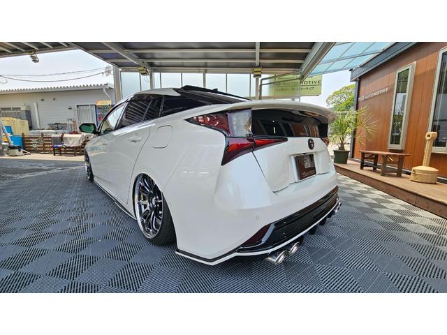 プリウス Ａ　禁煙車／フロントドラレコ／前後コーナーセンサー／デジタルインナーミラーエアフォース製エアサス／ＷＯＲＫ製１９インチアルミ／社外マフラー／社外パーツ／フルカスタム（3枚目）