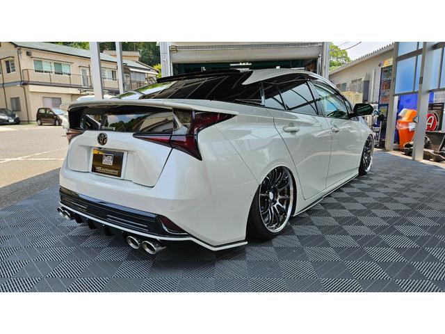 プリウス Ａ　禁煙車／フロントドラレコ／前後コーナーセンサー／デジタルインナーミラーエアフォース製エアサス／ＷＯＲＫ製１９インチアルミ／社外マフラー／社外パーツ／フルカスタム（5枚目）
