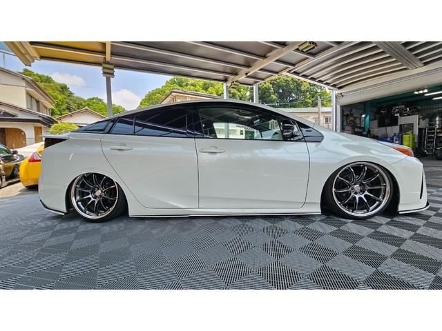 プリウス Ａ　禁煙車／フロントドラレコ／前後コーナーセンサー／デジタルインナーミラーエアフォース製エアサス／ＷＯＲＫ製１９インチアルミ／社外マフラー／社外パーツ／フルカスタム（6枚目）