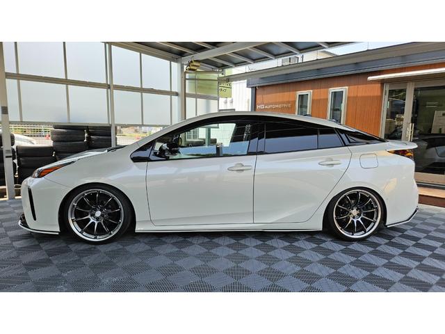プリウス Ａ　禁煙車／フロントドラレコ／前後コーナーセンサー／デジタルインナーミラーエアフォース製エアサス／ＷＯＲＫ製１９インチアルミ／社外マフラー／社外パーツ／フルカスタム（10枚目）