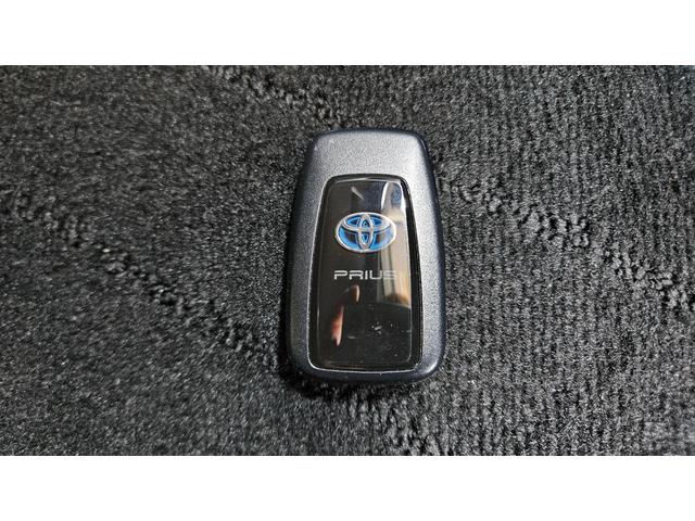 プリウス Ａ　禁煙車／フロントドラレコ／前後コーナーセンサー／デジタルインナーミラーエアフォース製エアサス／ＷＯＲＫ製１９インチアルミ／社外マフラー／社外パーツ／フルカスタム（70枚目）
