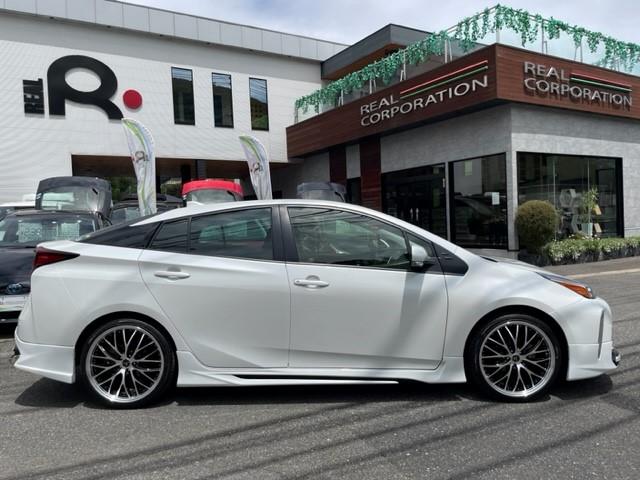 プリウス ＳセーフティプラスＩＩ　９インチナビモデリスタタイプＬＥＤエアロ　バックモニター　モデリスタタイプＬＥＤエアロ　トヨタセーフティセンス　ＬＥＤヘッドライト　前後ドラレコ　ＢＳＭ　ＥＴＣ　クルーズコントロール（3枚目）