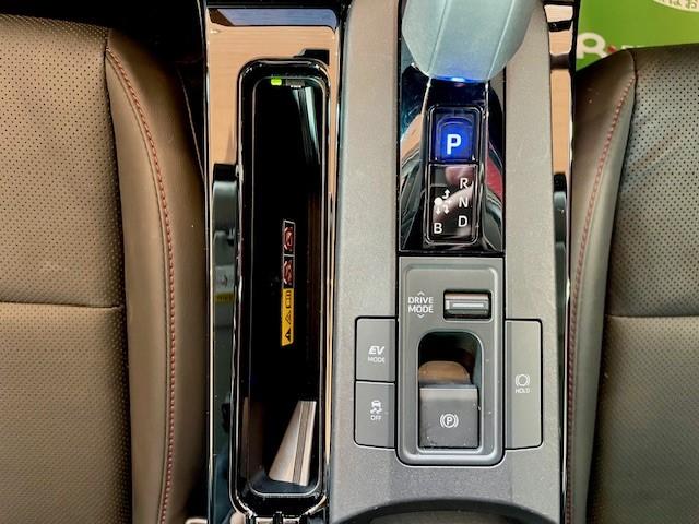 プリウス Ｚ　純正１２．３インチＤＡ・フルセグＴＶ・モデリスタエアロ　純正１９インチＡＷ　トヨタチームメイト　デジタルインナーミラー＆前後ドラレコ　ワイヤレス充電器　ＢＳＭ　ビルトインＥＴＣ（19枚目）