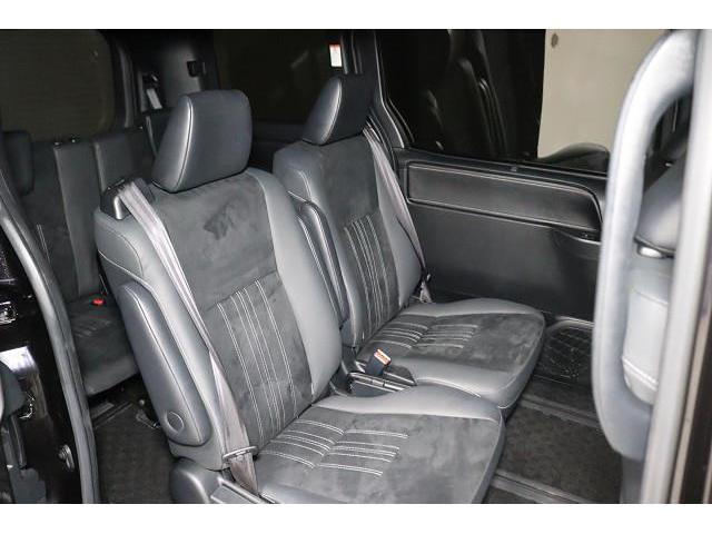 スライドやリクライニングなど多彩な操作やアレンジが可能なリヤシート。