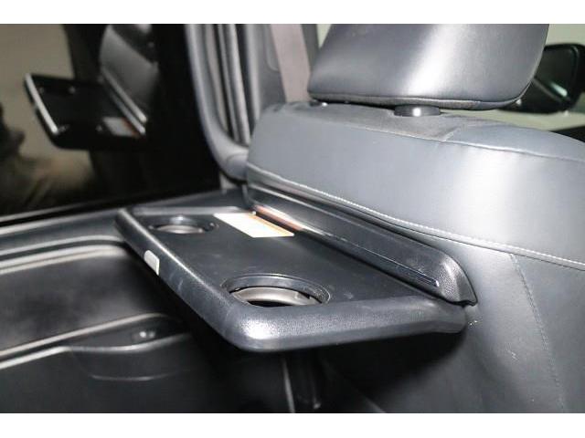 後席用のテーブルです。ドライブでのお出かけも、より快適にお楽しみいただけます！