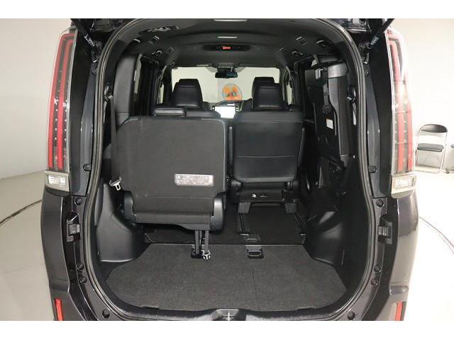 分割可倒式のシート！片方倒せば長めの荷物、両方倒せばたくさんの荷物を積むことができます。