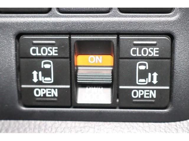 『電動スライドドア』は、坂道や狭い道などでも簡単に開閉できて便利！　運転席からもスイッチで開閉操作がかんたんに出来るので安心です。