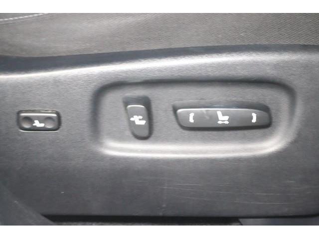 パワーシートを装備！　電動でシートの調整が手軽にできます。