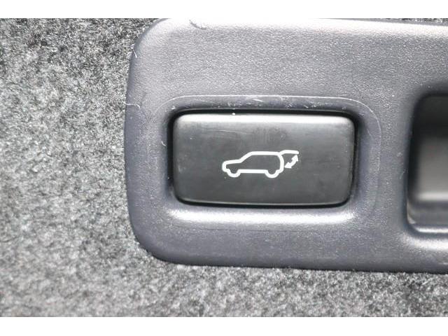 このボタンを押すと、トランク（バックドア）を電動で開閉できます。