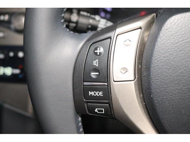ステアリングスイッチを装備。　オーディオなどの操作が手元で出来るので安全で便利です。
